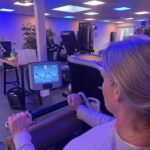 Vrouw kijkt naar de egym