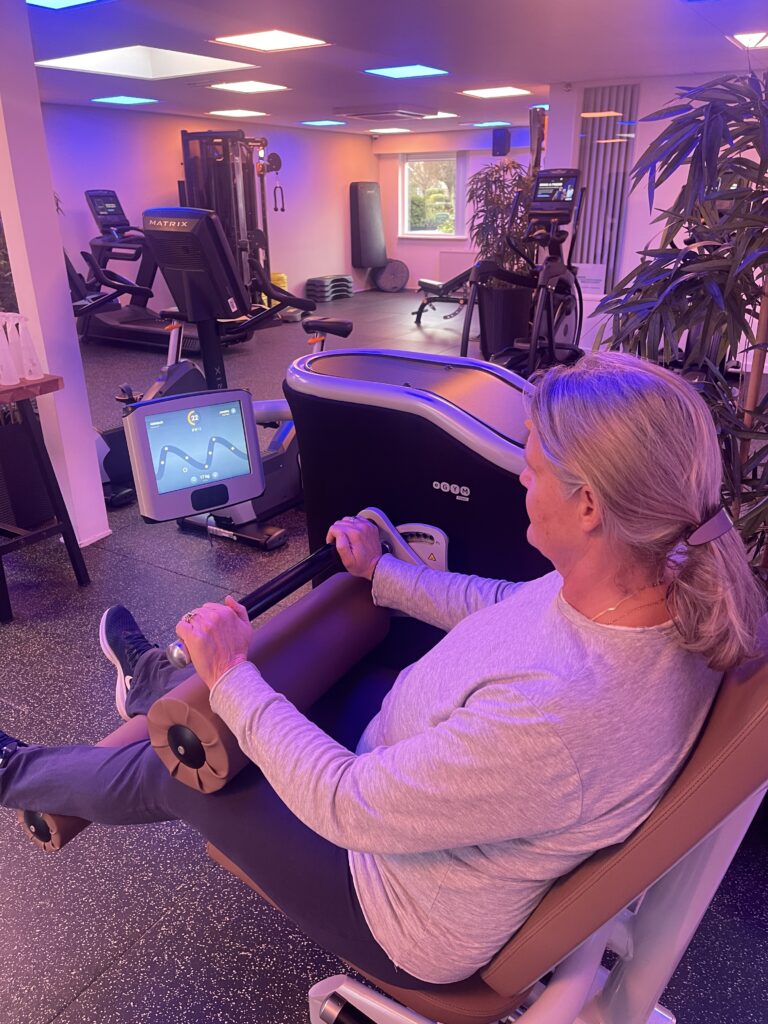 Vrouw traint op de egym