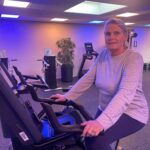 Vrouw traint op de fiets