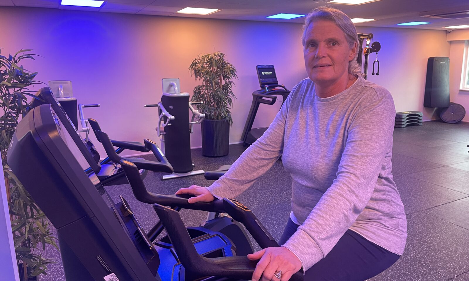 Vrouw traint op de fiets