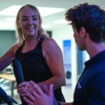 Mevrouw traint op crosstrainer