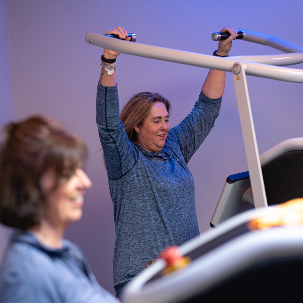 Mevrouw doet lat pull down