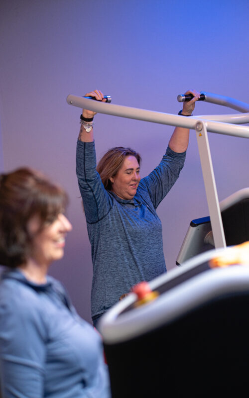 Mevrouw doet lat pull down