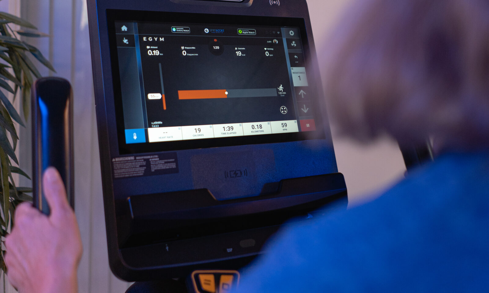 Mevrouw traint op cardio egym