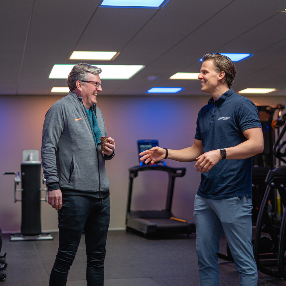 Meneer lacht om fysiotherapeut