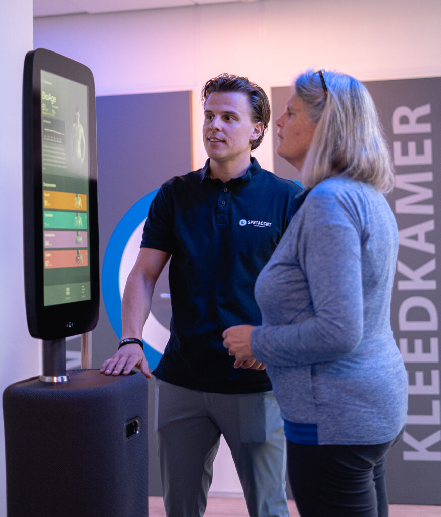 Trainer neemt tanita meting door