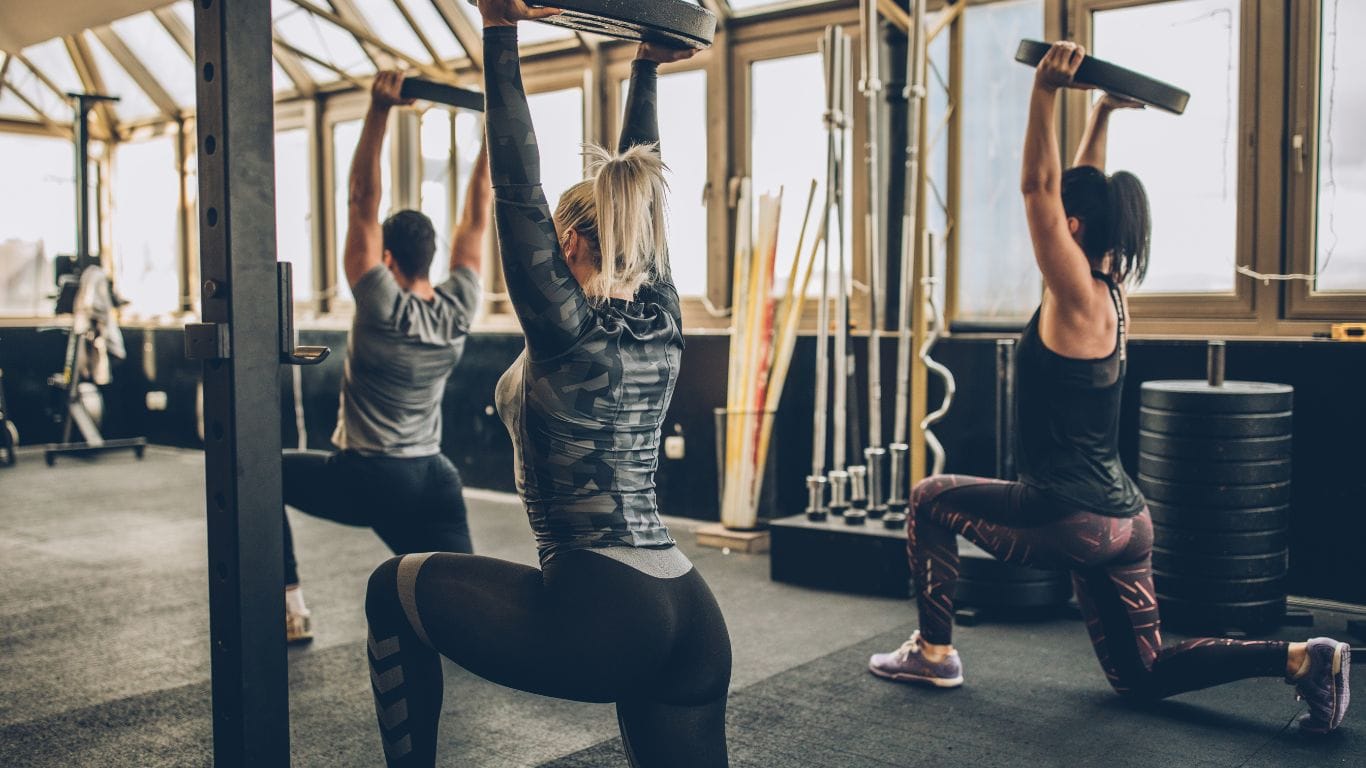 Krachttraining en afvallen bij de sportschool